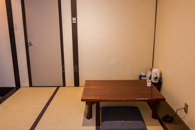 Pièce japonaise traditionnelle de thé avec le tapis de tatami image libre de droits Pièce japonaise traditionnelle de thé avec le tapis de tatami image libre de droits