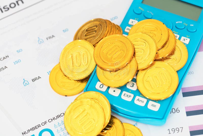 Pièces d'or et calculateur sur documents.