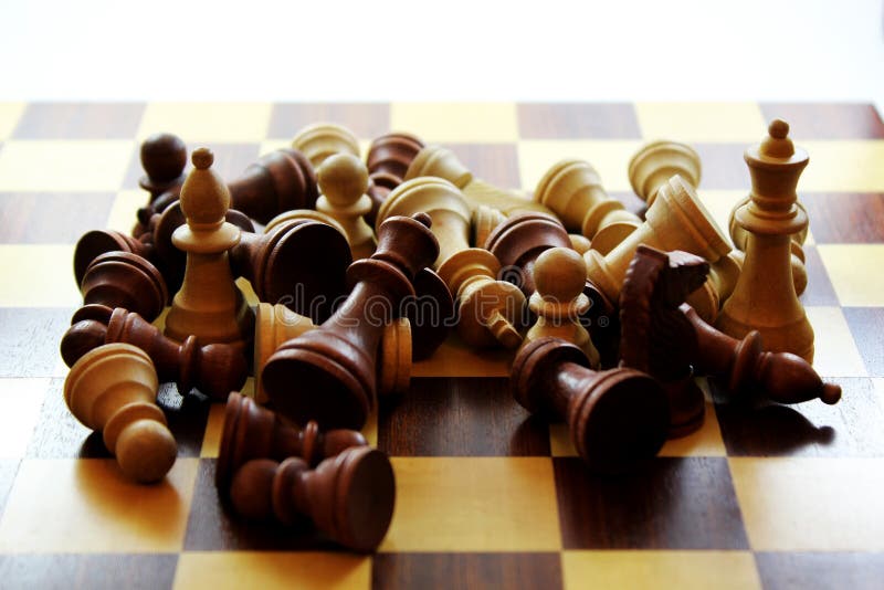 Pièces d'échecs et conseil en bois photographie stock Pièces d'échecs et conseil en bois photographie stock