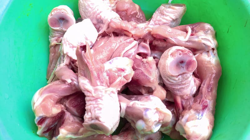 Pièces de poulet cru dans un bol vert photos libres de droits