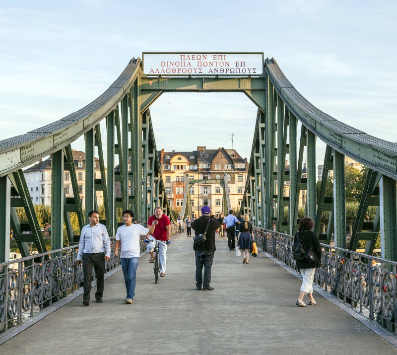 Piétons au pont Eiserner Steg à Francfort sur Main photographie stock Piétons au pont Eiserner Steg à Francfort sur Main photographie stock