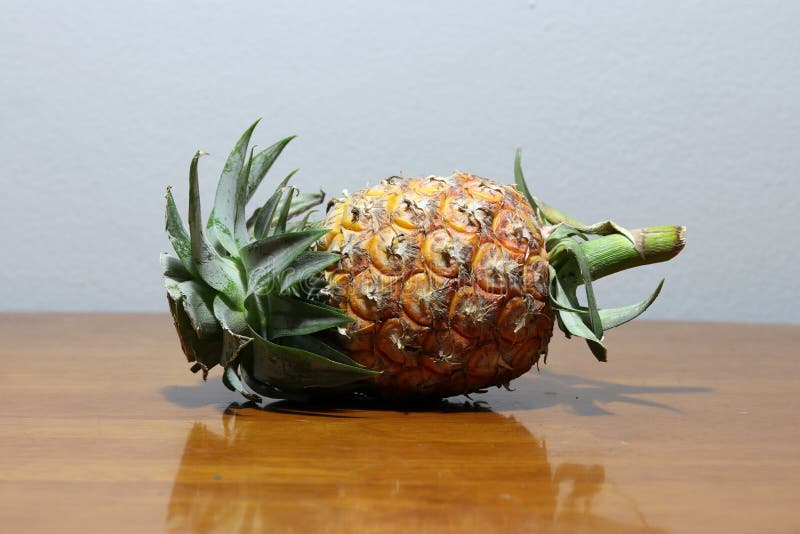 Piña puesta en la tabla de madera imagenes de archivo Piña puesta en la tabla de madera imagenes de archivo