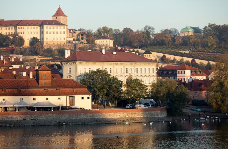 Piękna architektura w widoku starego miasta pragy z brzegu rzeki fotografia stock