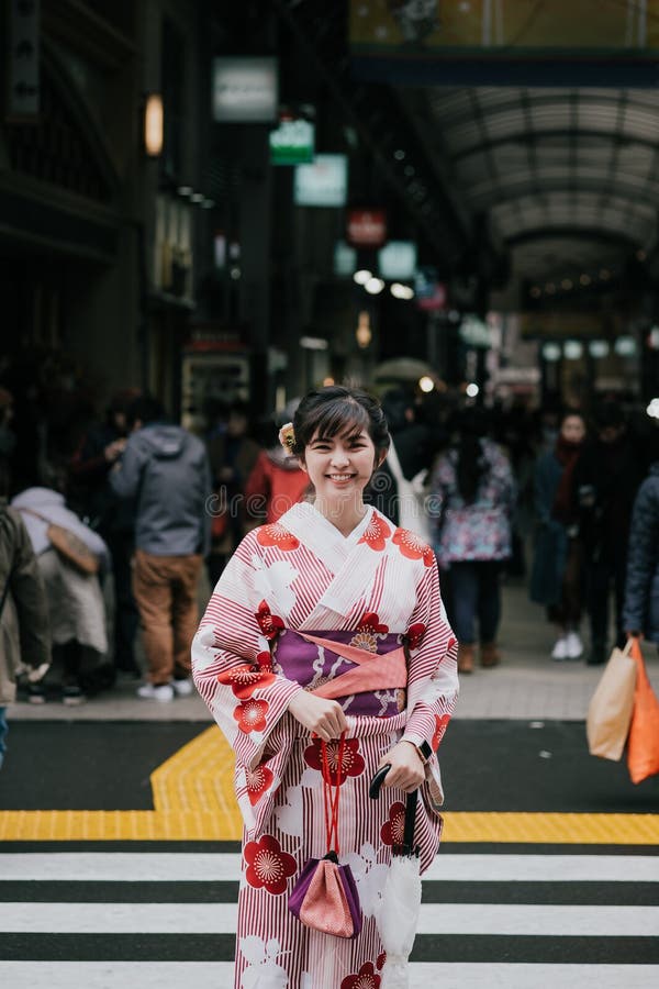 Piękna azjatykcia dziewczyna jest ubranym tradycyjnego japońskiego kimono w Asak fotografia royalty free Piękna azjatykcia dziewczyna jest ubranym tradycyjnego japońskiego kimono w Asak fotografia royalty free