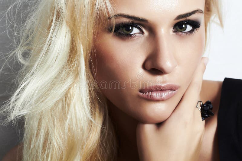 Piękna blond dziewczyna z dymiącym eyes.beauty woman.professional makijażem obrazy stock Piękna blond dziewczyna z dymiącym eyes.beauty woman.professional makijażem obrazy stock
