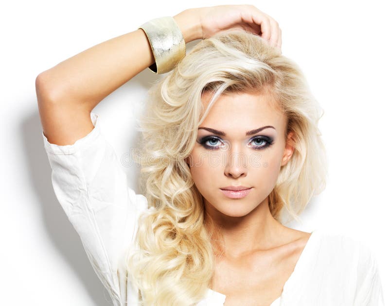 Piękna blond kobieta z długim kędzierzawego włosy i stylu makeup.
