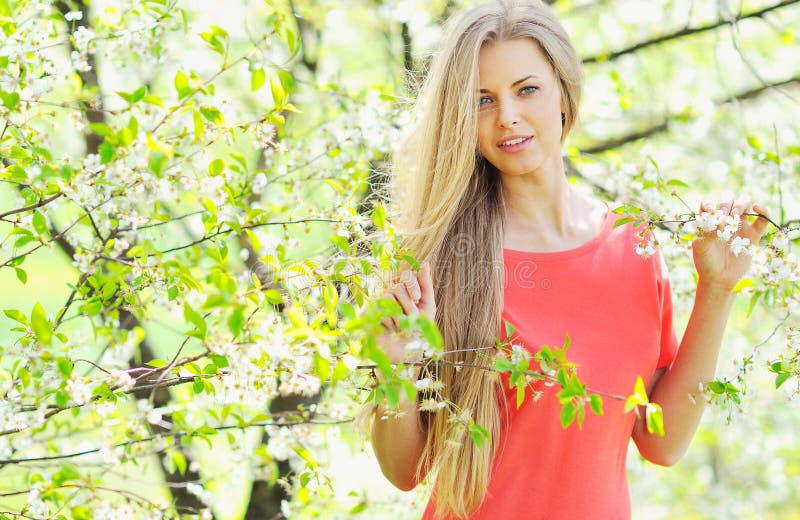 Piękna blondynka portret na zewnątrz obrazy stock Piękna blondynka portret na zewnątrz obrazy stock