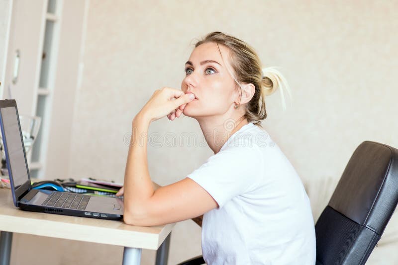 Piękna blondynki kobieta pracuje na laptopie w domu Jest rozważna i skupiająca się na pracie Freelance, pracuje w domu pojęcie obrazy royalty free Piękna blondynki kobieta pracuje na laptopie w domu Jest rozważna i skupiająca się na pracie Freelance, pracuje w domu pojęcie obrazy royalty free