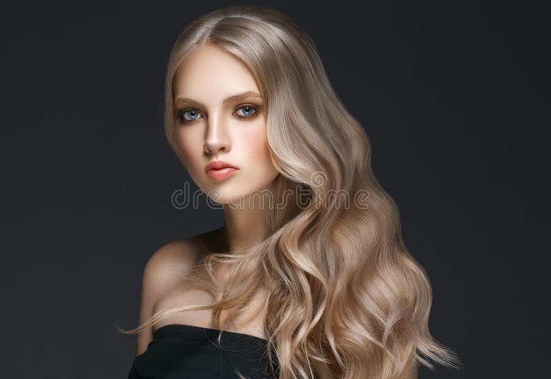Piękna blondynki kobiety piękna modela dziewczyna z perfect makeup ove obraz royalty free Piękna blondynki kobiety piękna modela dziewczyna z perfect makeup ove obraz royalty free