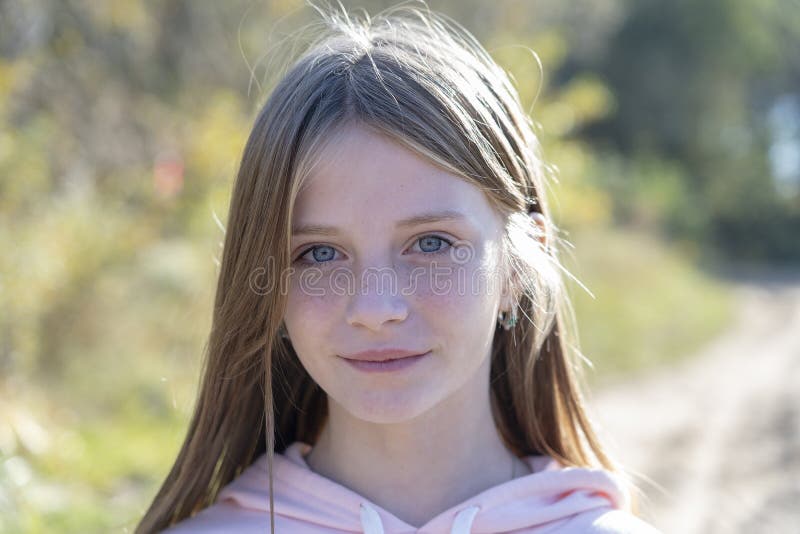 Piękna blondynki młoda dziewczyna z piegami outdoors na natury tle w jesieni, zbliżenie portret obraz stock Piękna blondynki młoda dziewczyna z piegami outdoors na natury tle w jesieni, zbliżenie portret obraz stock