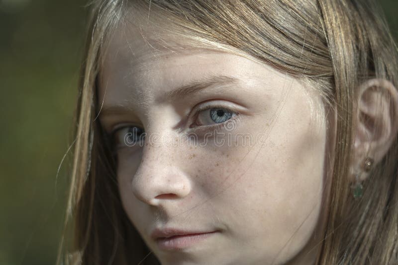 Piękna blondynki młoda dziewczyna z piegami outdoors na natury tle w jesieni, zbliżenie portret zdjęcia royalty free Piękna blondynki młoda dziewczyna z piegami outdoors na natury tle w jesieni, zbliżenie portret zdjęcia royalty free