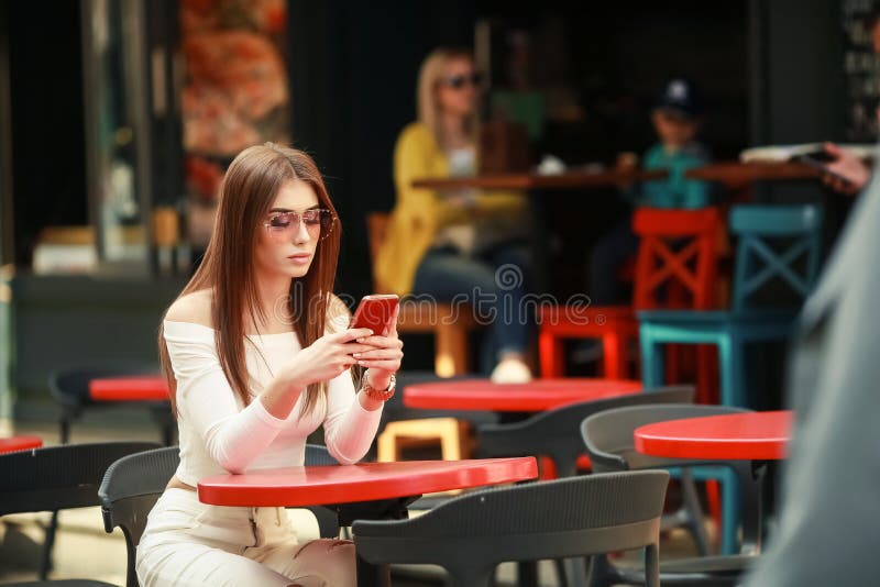 Piękna brunetka między liśćmi palmy Uroda lato zrobić zdjęcie Zbliżenie selfie-portretu atrakcyjna brunetka zdjęcie stock Piękna brunetka między liśćmi palmy Uroda lato zrobić zdjęcie Zbliżenie selfie-portretu atrakcyjna brunetka zdjęcie stock