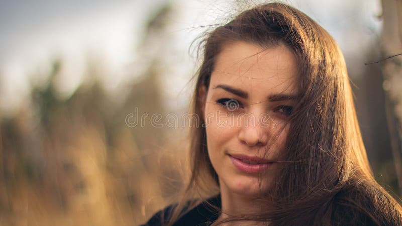 Piękna brunetki dziewczyna pozuje w polu na jesieni Sztuki fotografia zdjęcie royalty free Piękna brunetki dziewczyna pozuje w polu na jesieni Sztuki fotografia zdjęcie royalty free