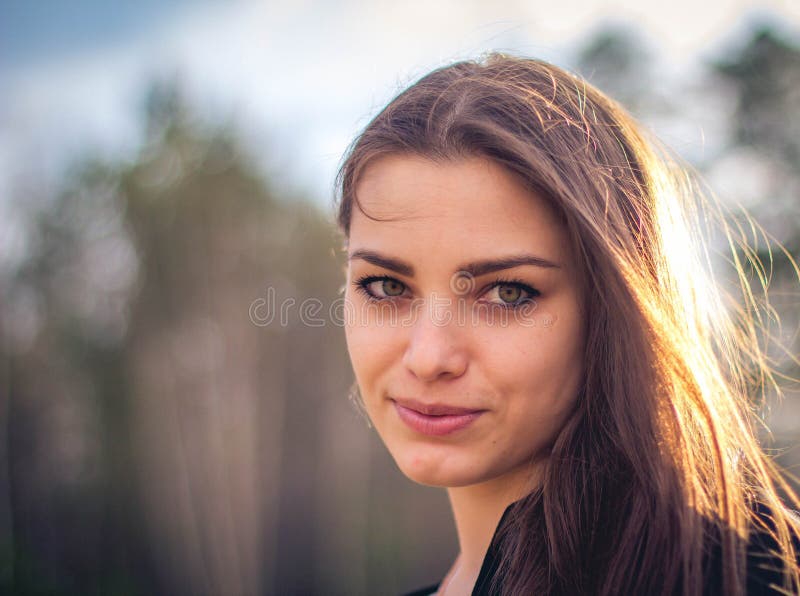 Piękna brunetki dziewczyna pozuje w polu na jesieni Sztuki fotografia fotografia stock Piękna brunetki dziewczyna pozuje w polu na jesieni Sztuki fotografia fotografia stock