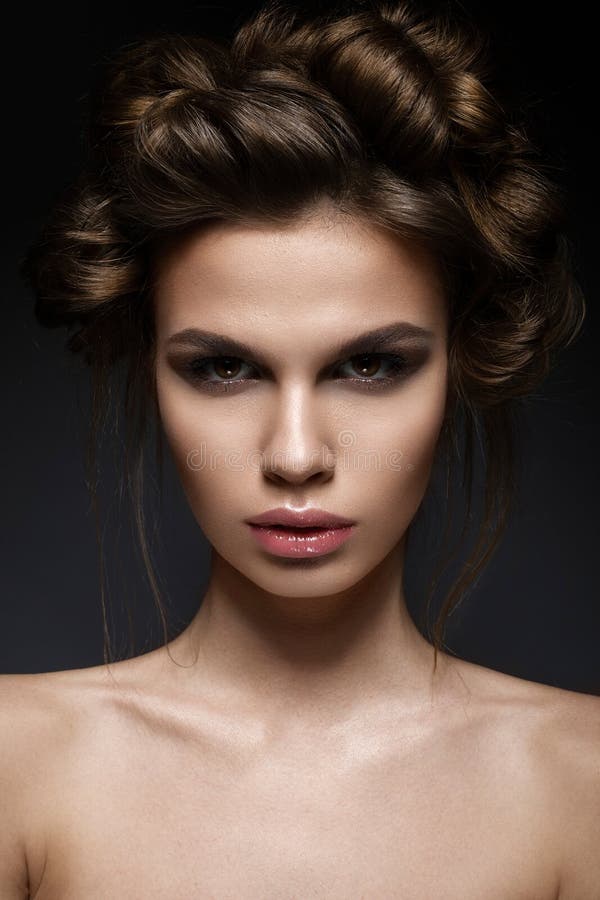 Piękna brunetki dziewczyna z kreatywnie fryzury i zmroku makeup Sztuki piękno, moda model zdjęcie stock Piękna brunetki dziewczyna z kreatywnie fryzury i zmroku makeup Sztuki piękno, moda model zdjęcie stock