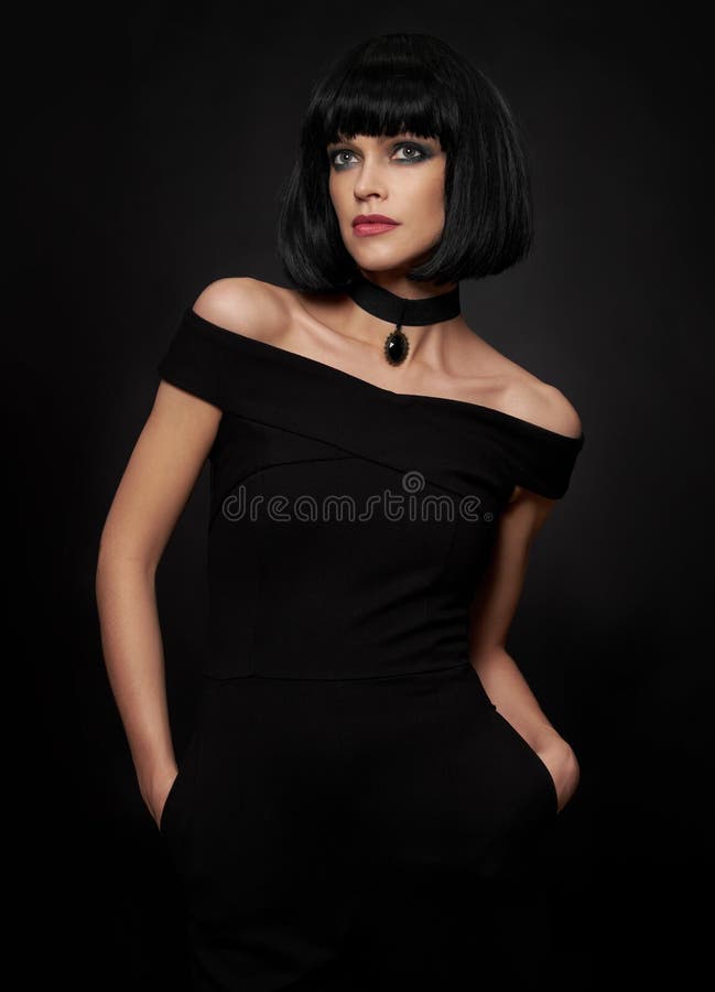 Piękna brunetki kobieta z kare fryzurą zdjęcie royalty free Piękna brunetki kobieta z kare fryzurą zdjęcie royalty free