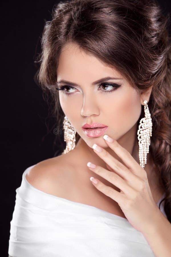 Piękna brunetki kobieta z seksownymi wargami. Fryzura. Makeup. Mani zdjęcia royalty free Piękna brunetki kobieta z seksownymi wargami. Fryzura. Makeup. Mani zdjęcia royalty free