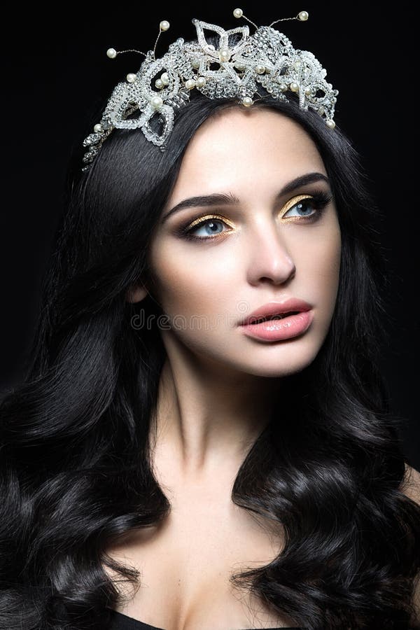 Piękna ciemnowłosa kobieta z koroną cenni kamienie, kędziory i wieczór makeup, Piękno Twarz zdjęcie royalty free Piękna ciemnowłosa kobieta z koroną cenni kamienie, kędziory i wieczór makeup, Piękno Twarz zdjęcie royalty free