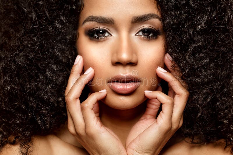 Piękna czarna skóra kobieta afrykańska Etniczna kobieta twarz Amerykański model z długimi włosami afrykańskimi Model Lux