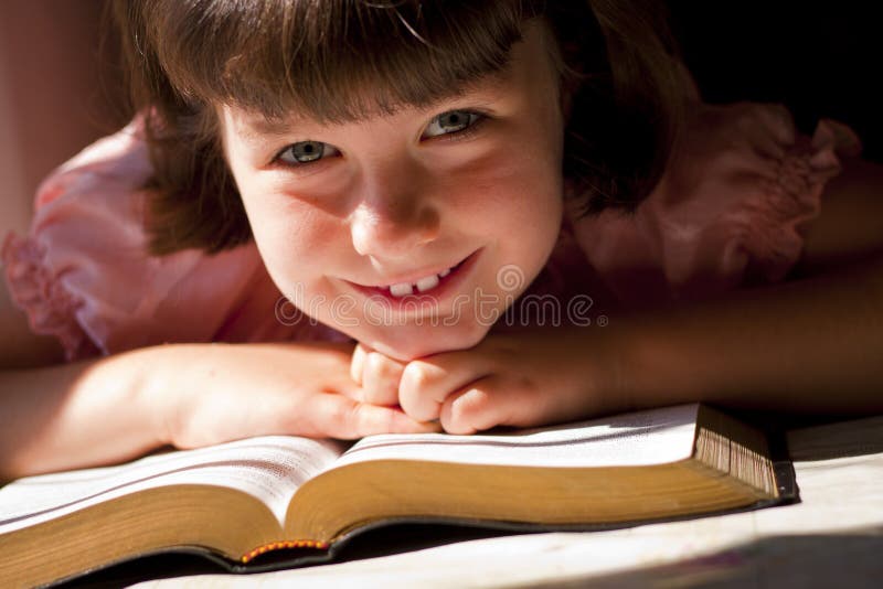 Piękna dziewczyna Czyta Świętą biblię