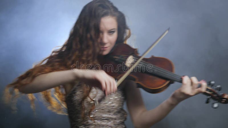 Piękna dziewczyna profesjonalnie bawić się symfonię na skrzypce przy szkołą wyższa muzyka