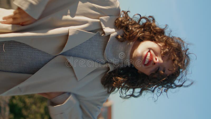 Piękna dziewczyna spoczywająca góra w słońcu pionowym. romantyczny turysta