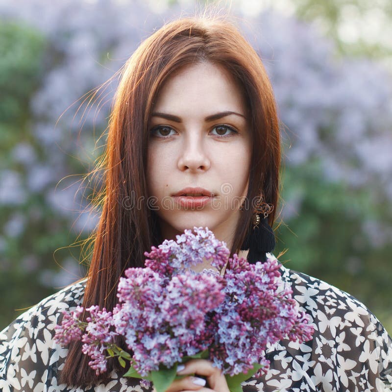 Piękna dziewczyna trzyma bzu kwitnie Outdoors portret zdjęcia stock Piękna dziewczyna trzyma bzu kwitnie Outdoors portret zdjęcia stock