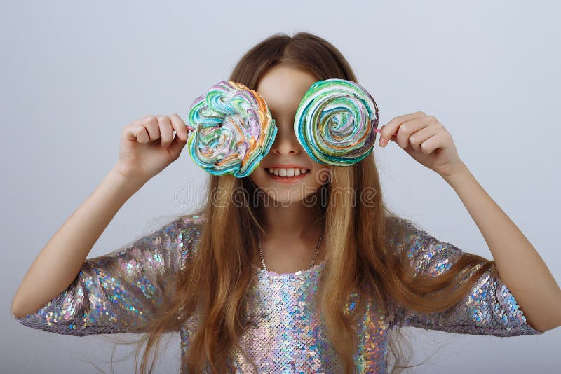 Piękna dziewczyna uśmiecha się i trzyma w rękach czarną długie blond włosy piaszczyste fotografia stock