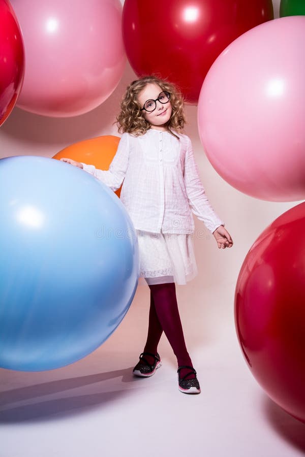 Piękna dziewczyna w pełnej wzrostowej uczennicie obok dużego balonu fotografia royalty free Piękna dziewczyna w pełnej wzrostowej uczennicie obok dużego balonu fotografia royalty free