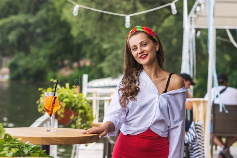 Piękna dziewczyna w plażowym barze i mieć koktajl obraz stock Piękna dziewczyna w plażowym barze i mieć koktajl obraz stock