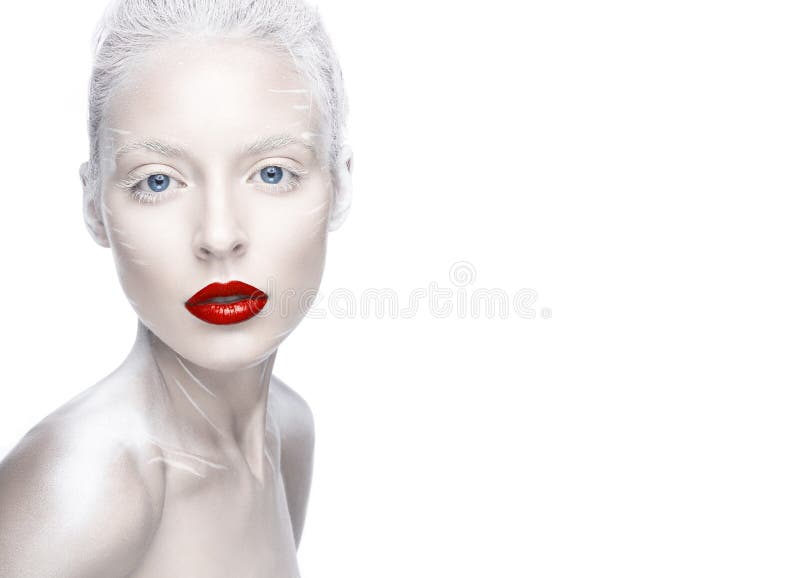 Piękna dziewczyna w wizerunku albinos z czerwonymi wargami i bielem ono przygląda się Sztuki piękna twarz
