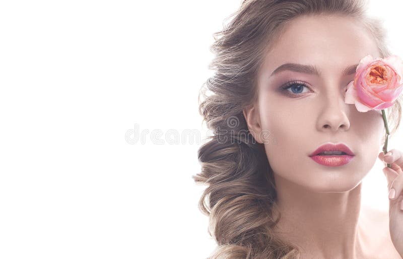 Piękna dziewczyna w wizerunku panna młoda z kwiatem Modeluje z nagim makeup i różą w jej ręce zdjęcia royalty free Piękna dziewczyna w wizerunku panna młoda z kwiatem Modeluje z nagim makeup i różą w jej ręce zdjęcia royalty free
