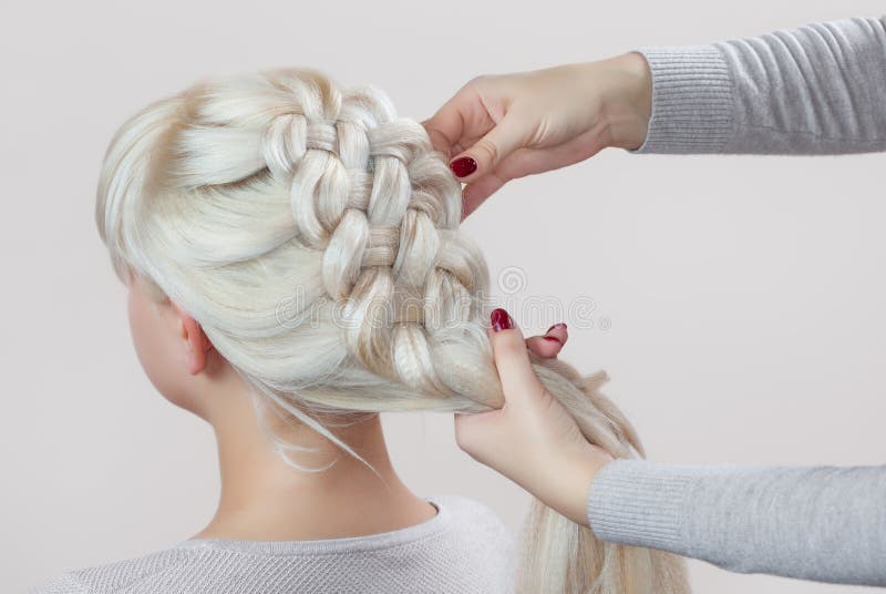 Piękna dziewczyna z blondynka włosy, fryzjer wyplata warkocza zakończenie obraz stock Piękna dziewczyna z blondynka włosy, fryzjer wyplata warkocza zakończenie obraz stock