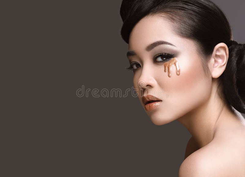 Piękna dziewczyna z orientalnym typ wieczór makeup z kroplą na jej twarzy i włosy Piękno Twarz obraz royalty free Piękna dziewczyna z orientalnym typ wieczór makeup z kroplą na jej twarzy i włosy Piękno Twarz obraz royalty free