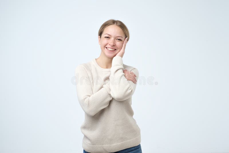 Piękna dziewczyna z pięknym uśmiechem w pracownianej patrzeje kamerze, portret emoci mody model target818_0_ pozytywnego snowdrif zdjęcia stock Piękna dziewczyna z pięknym uśmiechem w pracownianej patrzeje kamerze, portret emoci mody model target818_0_ pozytywnego snowdrif zdjęcia stock