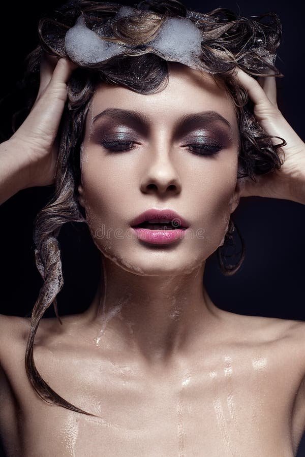 Piękna dziewczyna z wat fryzurą i jaskrawym makeup Piękno Twarz zdjęcia stock Piękna dziewczyna z wat fryzurą i jaskrawym makeup Piękno Twarz zdjęcia stock