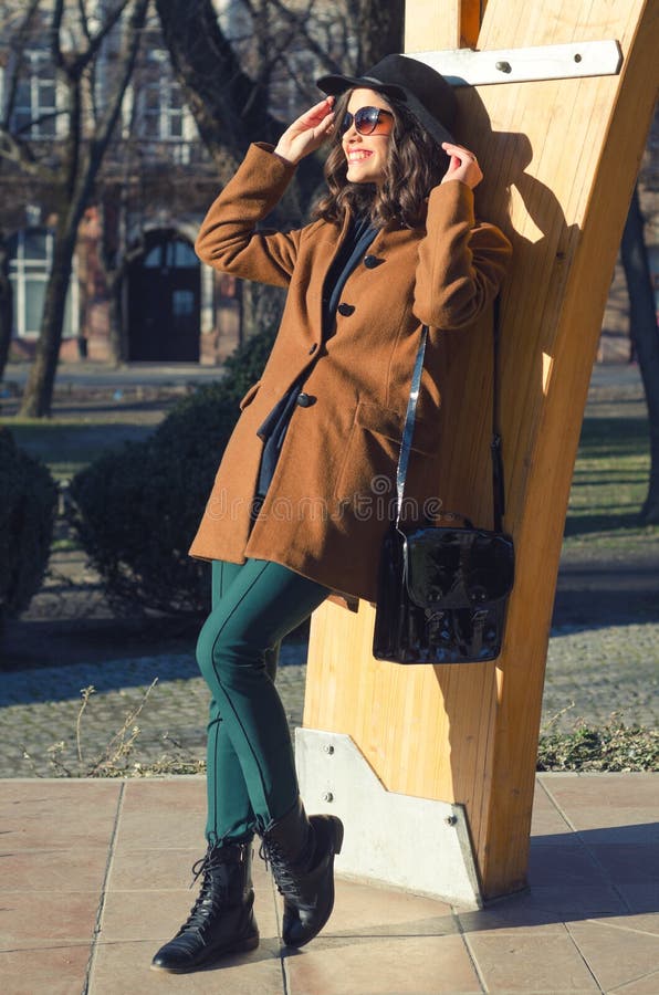 Piękna elegancka dama cieszy się pogodnego wiosna dzień w parku fotografia stock Piękna elegancka dama cieszy się pogodnego wiosna dzień w parku fotografia stock