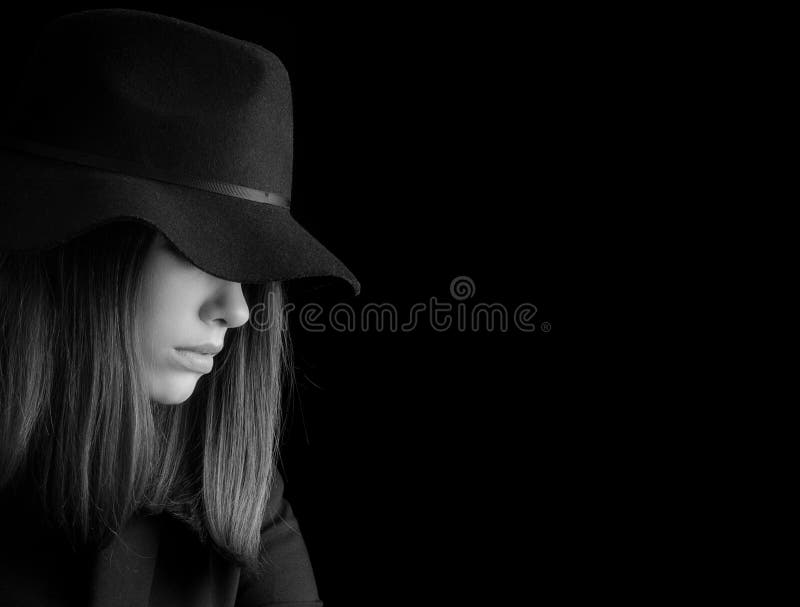 Piękna elegancka kobieta w czarnym kostiumu i czarnym kapeluszu odizolowywających obraz royalty free