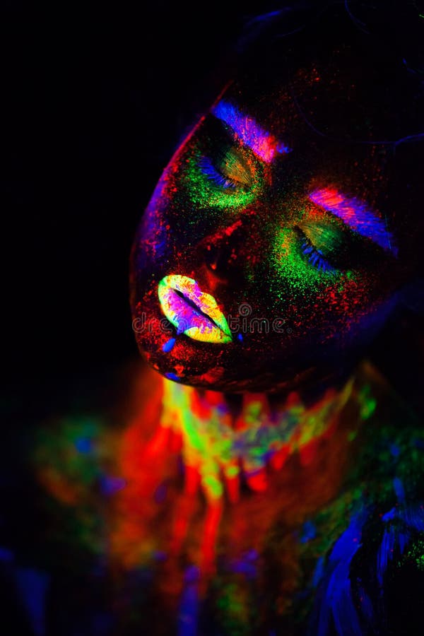 Piękna extraterrestrial modela kobieta w neonowym świetle Ja jest portretem piękny model z fluorescencyjnym makijażem, sztuka fotografia stock Piękna extraterrestrial modela kobieta w neonowym świetle Ja jest portretem piękny model z fluorescencyjnym makijażem, sztuka fotografia stock