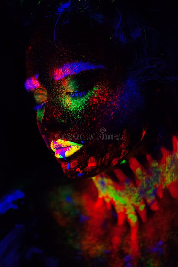 Piękna extraterrestrial modela kobieta w neonowym świetle Ja jest portretem piękny model z fluorescencyjnym makijażem, sztuka obraz stock Piękna extraterrestrial modela kobieta w neonowym świetle Ja jest portretem piękny model z fluorescencyjnym makijażem, sztuka obraz stock
