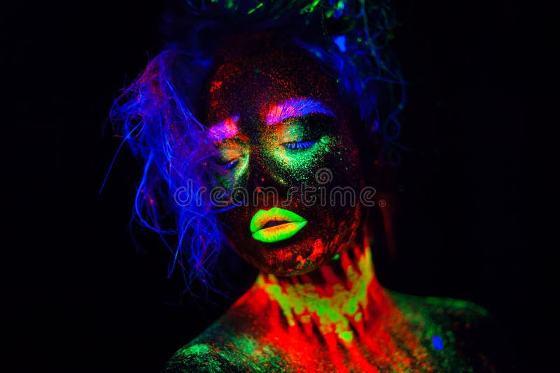 Piękna extraterrestrial modela kobieta z błękitnym heair i zielone wargi w neonowym świetle Ja jest portretem piękny model fotografia stock Piękna extraterrestrial modela kobieta z błękitnym heair i zielone wargi w neonowym świetle Ja jest portretem piękny model fotografia stock