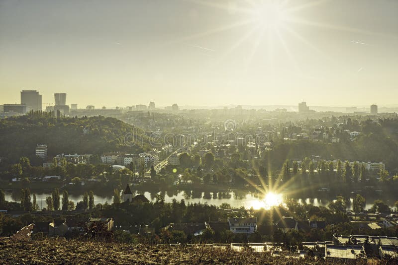 Piękna HDR krajobrazu panorama Praga z słońcem odbijał w Vltava rzece brać od Zvahov wzgórza obraz royalty free Piękna HDR krajobrazu panorama Praga z słońcem odbijał w Vltava rzece brać od Zvahov wzgórza obraz royalty free