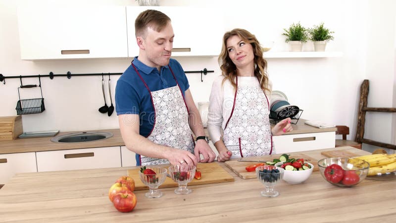 Piękna i namiętna para jest karmić each inne truskawki w kuchni Przygotowywa sałatki