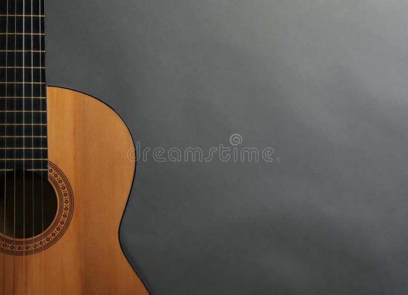 Piękna klasyczna gitara na szarym tle, odgórny widok z przestrzenią dla teksta zdjęcia stock Piękna klasyczna gitara na szarym tle, odgórny widok z przestrzenią dla teksta zdjęcia stock