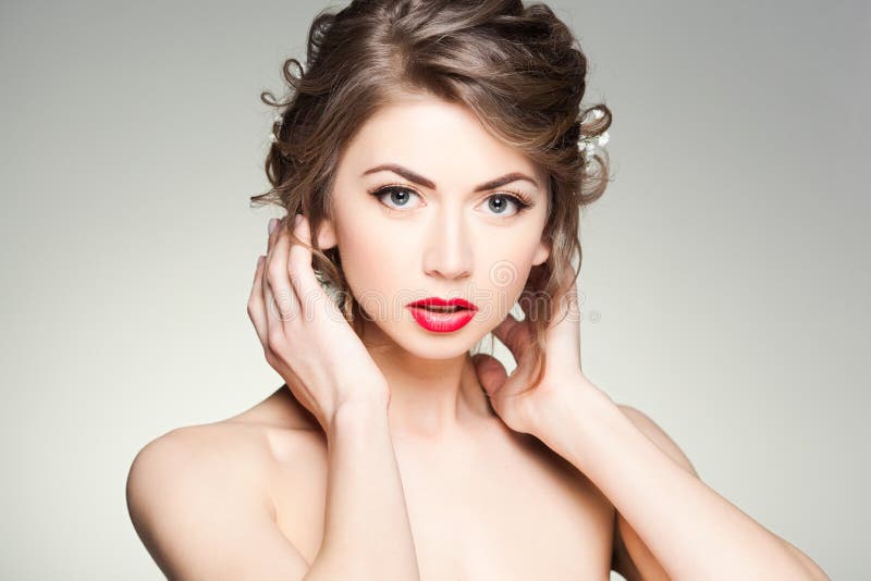 Piękna kobieta jest ubranym naturalnego makijaż z perfect skórą obraz stock