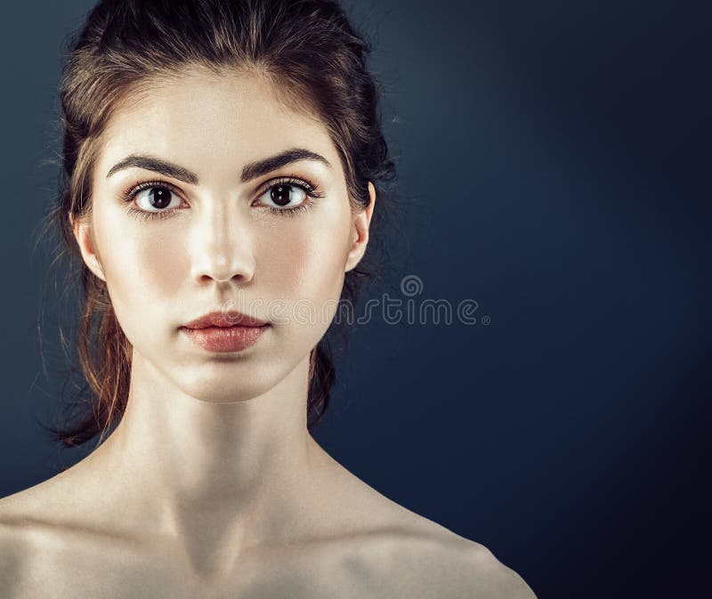 Piękna kobieta kosmetyków twarz z zdrową skórą zdjęcia royalty free
