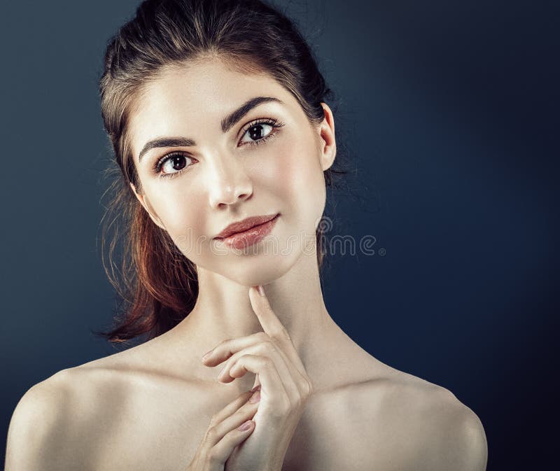 Piękna kobieta kosmetyków twarz z zdrową skórą fotografia royalty free
