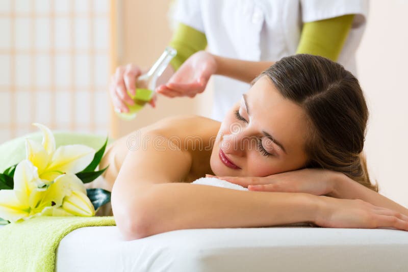 Kobieta ma wellness plecy masaż w zdroju fotografia royalty free Kobieta ma wellness plecy masaż w zdroju fotografia royalty free