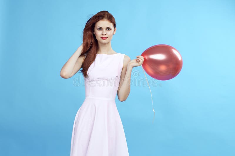 Piękna kobieta na bławym tle trzyma balon obraz stock Piękna kobieta na bławym tle trzyma balon obraz stock
