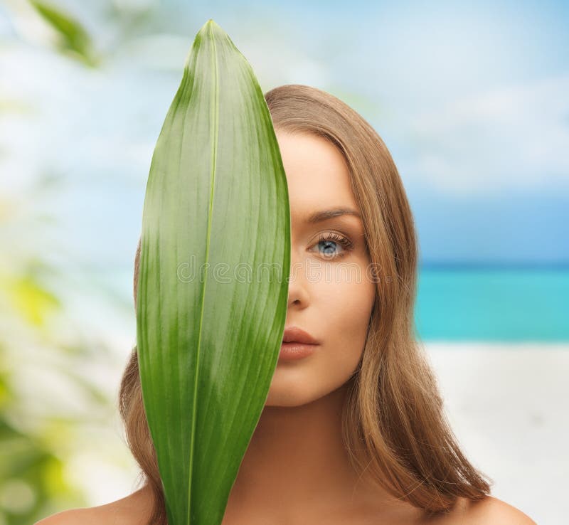 Piękna kobieta na łonie natury zdjęcie stock